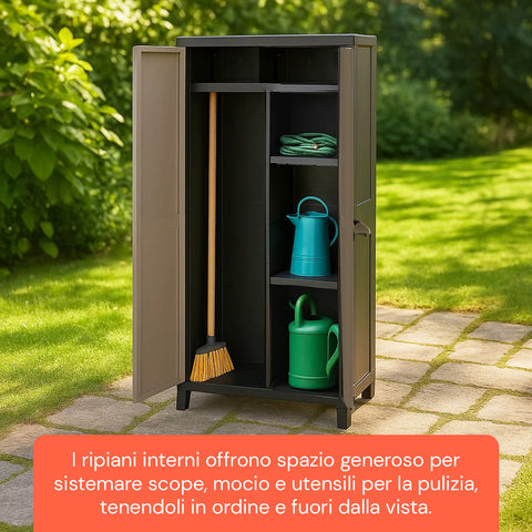 Interno del mobile portascope con scope e detersivi