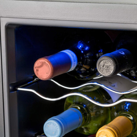 Dettaglio interno cantinetta vini da 16 bottiglie 48 litri con bottiglie conservate su ripiani cromati e illuminazione LED blu per ambiente ideale