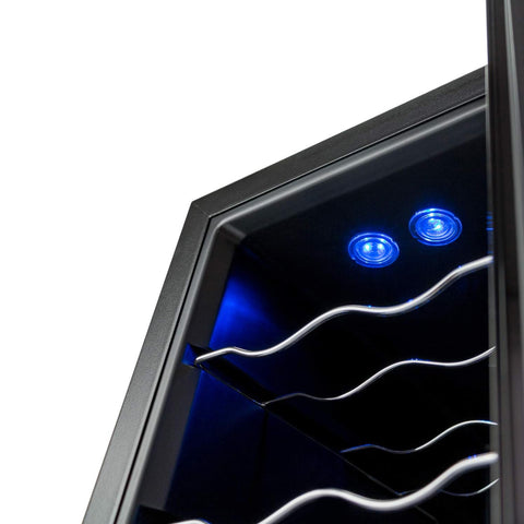 Dettaglio cantinetta vini da 16 bottiglie 48 litri con illuminazione LED blu interna e ripiani cromati ondulati per conservazione ottimale