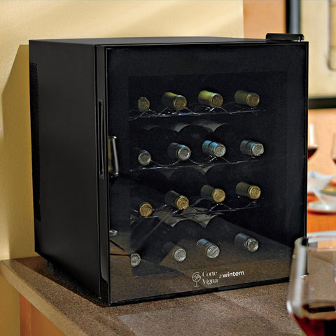 Cantinetta vini da 16 bottiglie 48 litri con porta aperta che mostra 4 ripiani cromati ondulati e bottiglie disposte orizzontalmente