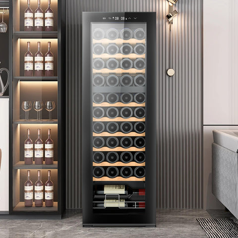 Cantinetta vini da 44 bottiglie 130 litri integrata in cantina moderna con scaffalature illuminate, ripiani in legno e display digitale