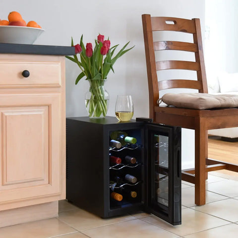 Cantinetta vini da 8 bottiglie 25 litri integrata in cucina domestica con mobili in legno, fiori e calice di vino bianco