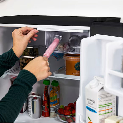immagine-7-wintem-mini-frigo-in-metallo-e-led-interni-48l-con-freezer-5l-85w-nero-ean-8052286431483