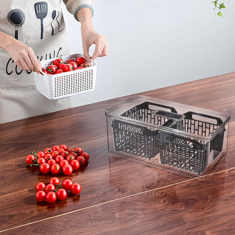 Organizer frigorifero in uso con pomodorini freschi - contenitore trasparente per conservare verdure in cucina moderna