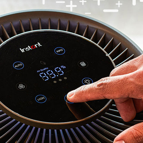 Display touch che mostra qualità aria al 99,9%, controlli intuitivi del purificatore Instant AP100 con tecnologia avanzata