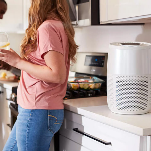 Purificatore in cucina moderna per famiglia, garantisce aria sana durante cottura con odori e fumi neutralizzati dai carboni attivi